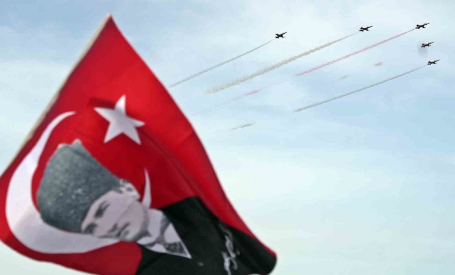 Türk Yıldızları’nın Nefes Kesen Gösterisi On Binlerce Vatandaşı Sahillere Doldurdu