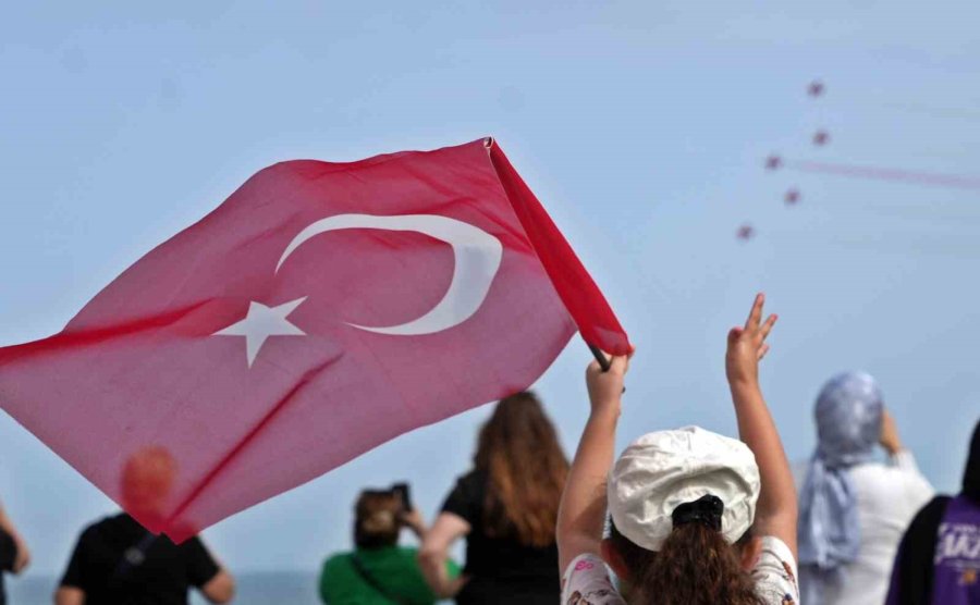Türk Yıldızları’nın Nefes Kesen Gösterisi On Binlerce Vatandaşı Sahillere Doldurdu