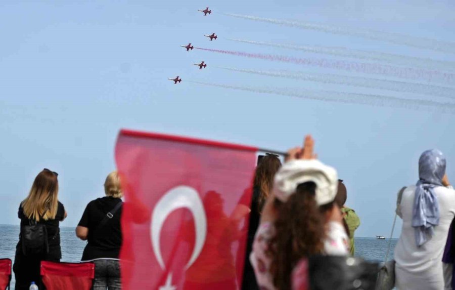 Türk Yıldızları’nın Nefes Kesen Gösterisi On Binlerce Vatandaşı Sahillere Doldurdu