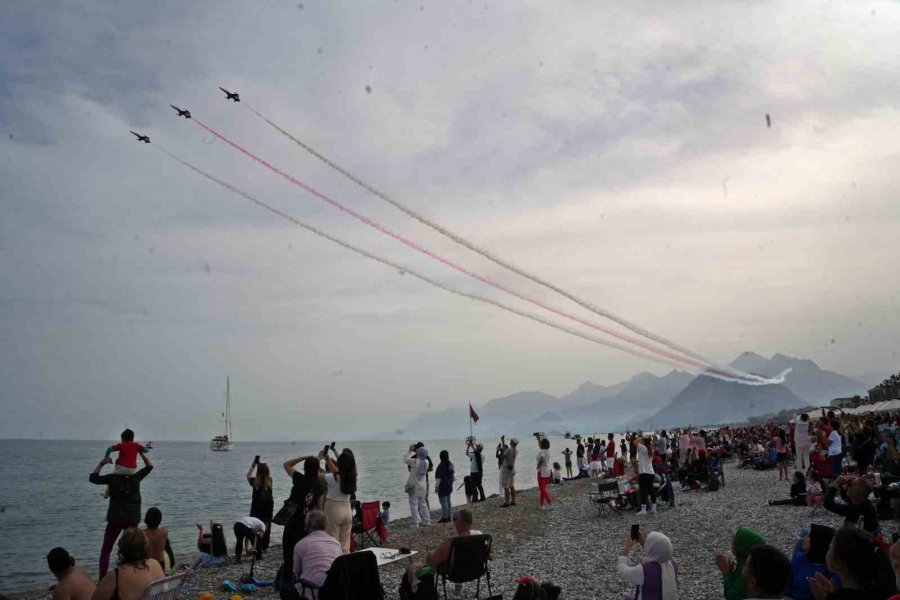 Türk Yıldızları’nın Nefes Kesen Gösterisi On Binlerce Vatandaşı Sahillere Doldurdu