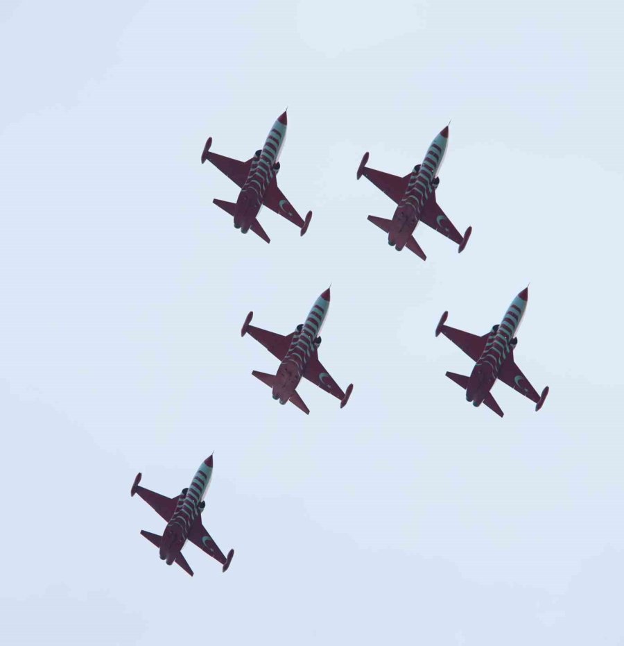 Türk Yıldızları’nın Nefes Kesen Gösterisi On Binlerce Vatandaşı Sahillere Doldurdu