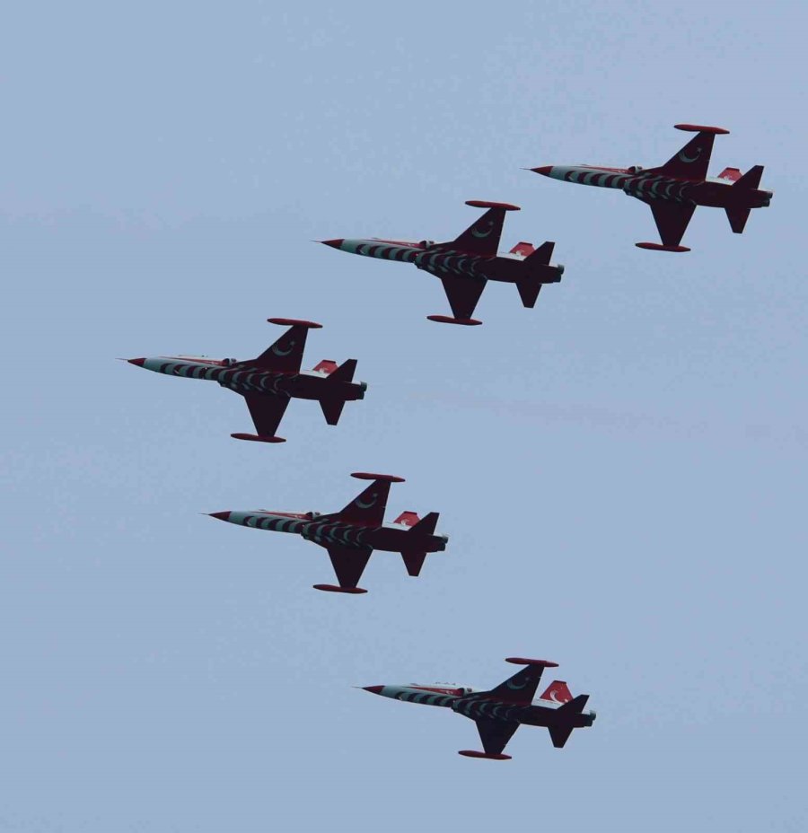 Türk Yıldızları’nın Nefes Kesen Gösterisi On Binlerce Vatandaşı Sahillere Doldurdu