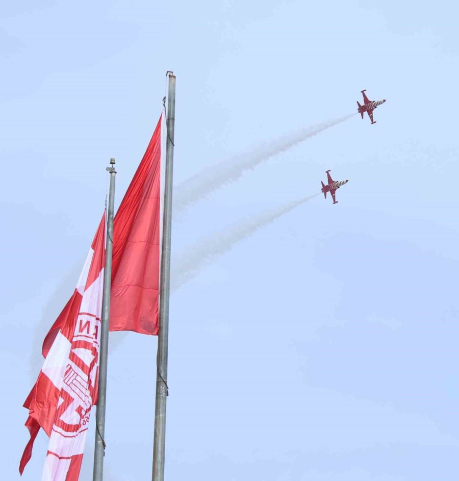 Türk Yıldızları’nın Nefes Kesen Gösterisi On Binlerce Vatandaşı Sahillere Doldurdu