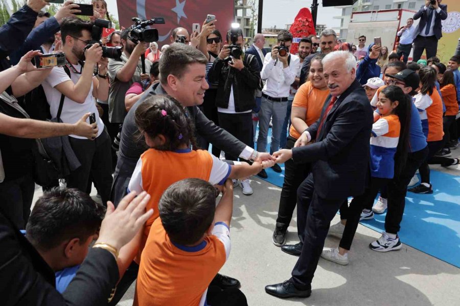 Vali Ve Belediye Başkanı Çocuklarla Halat Çekti, Kazanan Vali Oldu