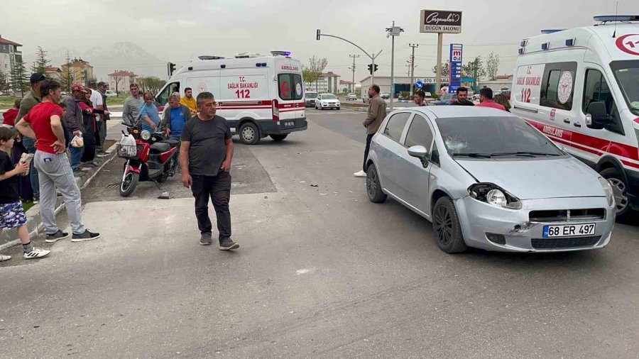 Otomobil İle Elektrikli Bisiklet Çarpıştı: 2 Yaralı