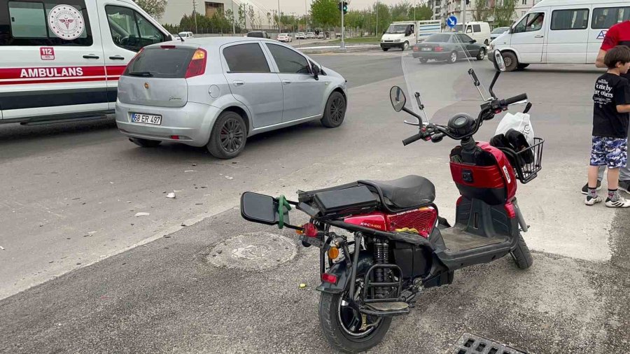 Otomobil İle Elektrikli Bisiklet Çarpıştı: 2 Yaralı