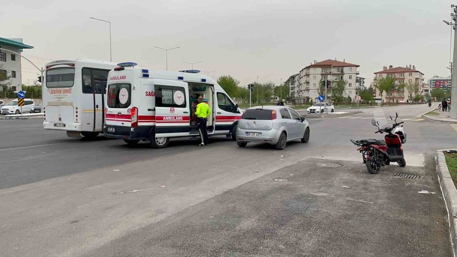 Otomobil İle Elektrikli Bisiklet Çarpıştı: 2 Yaralı