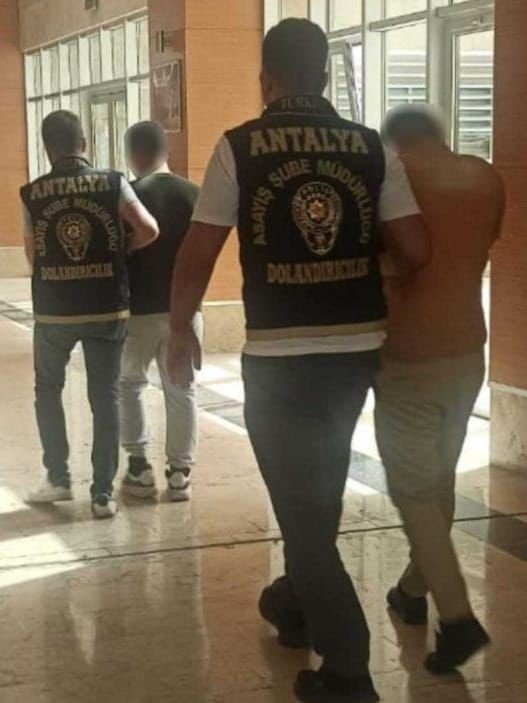 Kendilerini Polis Ve Savcı Olarak Tanıttıkları Kişinin 3 Milyon 500 Bin Tl Değerindeki Ziynet Eşyalarını Almaya Çalıştılar