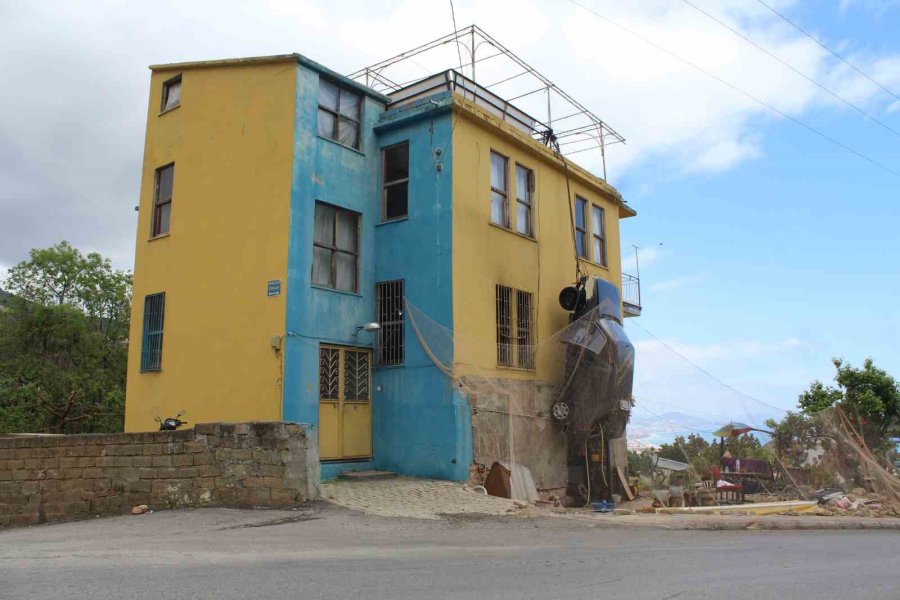 Alanya’da Duvara Asılı Cezalı Otomobile Teklif Yağıyor