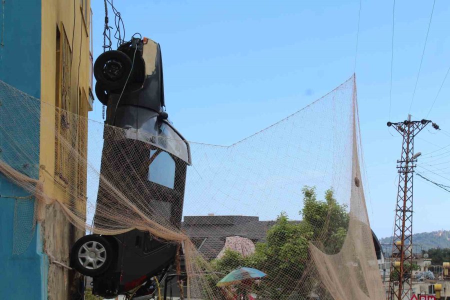 Alanya’da Duvara Asılı Cezalı Otomobile Teklif Yağıyor