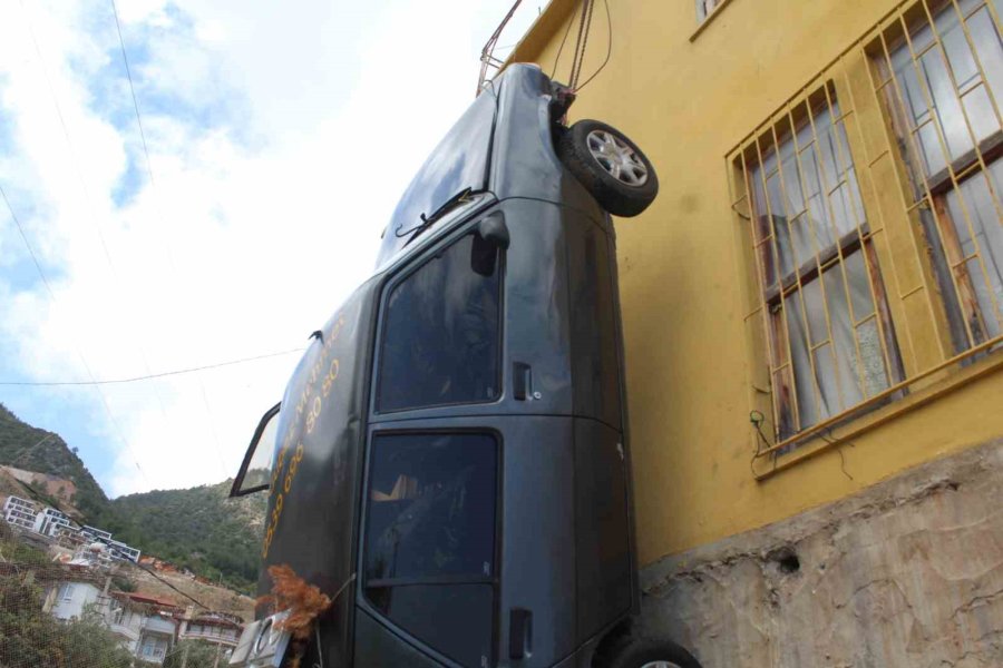 Alanya’da Duvara Asılı Cezalı Otomobile Teklif Yağıyor