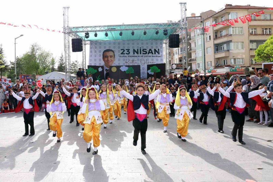 Belediyenin Düzenlediği Şenlikte Çocuklar Doyasıya Eğleniyor
