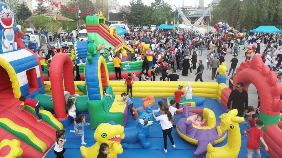 Belediyenin Düzenlediği Şenlikte Çocuklar Doyasıya Eğleniyor