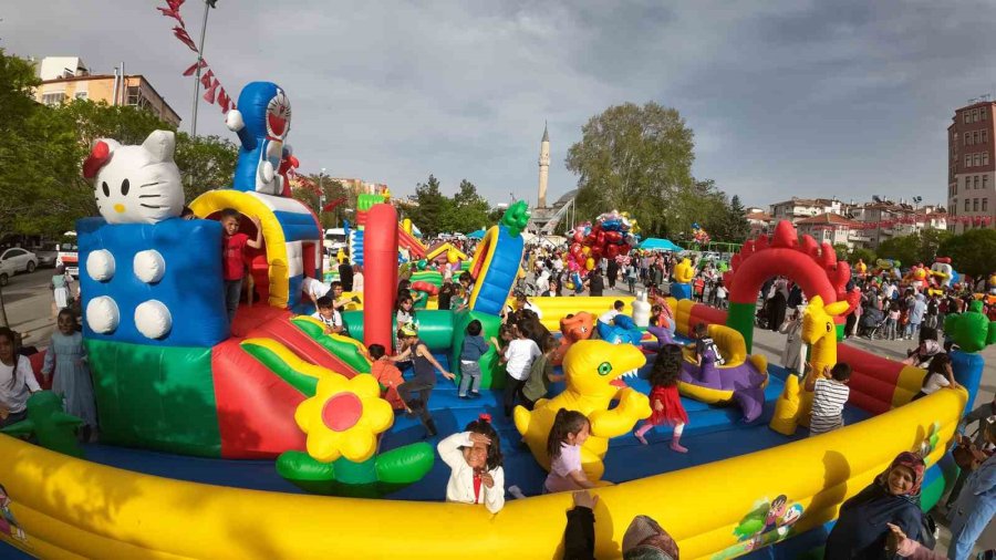 Belediyenin Düzenlediği Şenlikte Çocuklar Doyasıya Eğleniyor