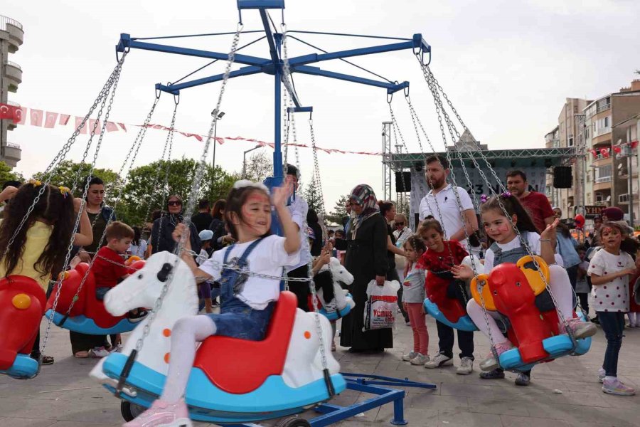 Belediyenin Düzenlediği Şenlikte Çocuklar Doyasıya Eğleniyor