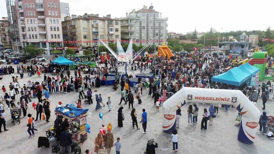 Belediyenin Düzenlediği Şenlikte Çocuklar Doyasıya Eğleniyor