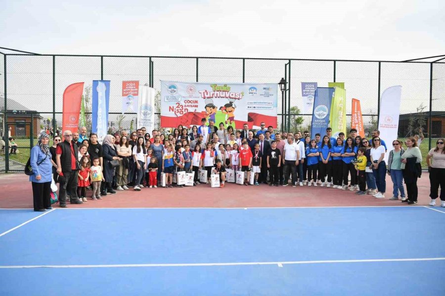 Geleceğin Tenisçilerine Madalyalarını Başkan Büyükkılıç Verdi