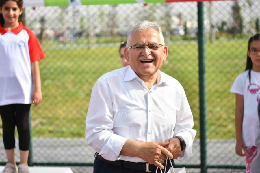 Geleceğin Tenisçilerine Madalyalarını Başkan Büyükkılıç Verdi