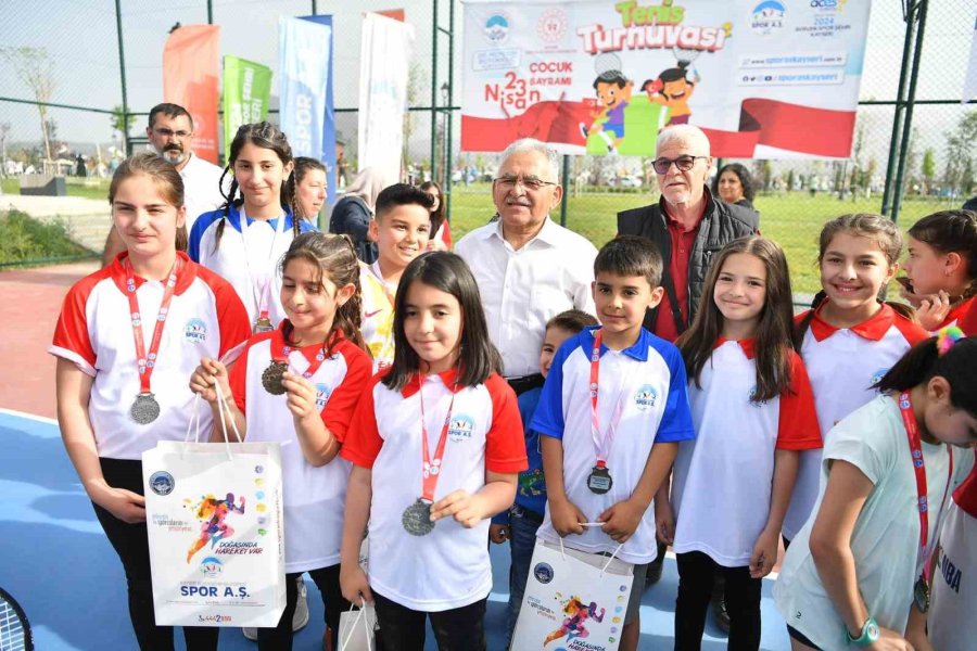 Geleceğin Tenisçilerine Madalyalarını Başkan Büyükkılıç Verdi