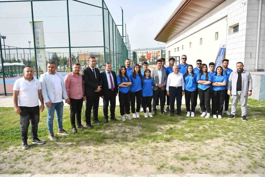 Geleceğin Tenisçilerine Madalyalarını Başkan Büyükkılıç Verdi