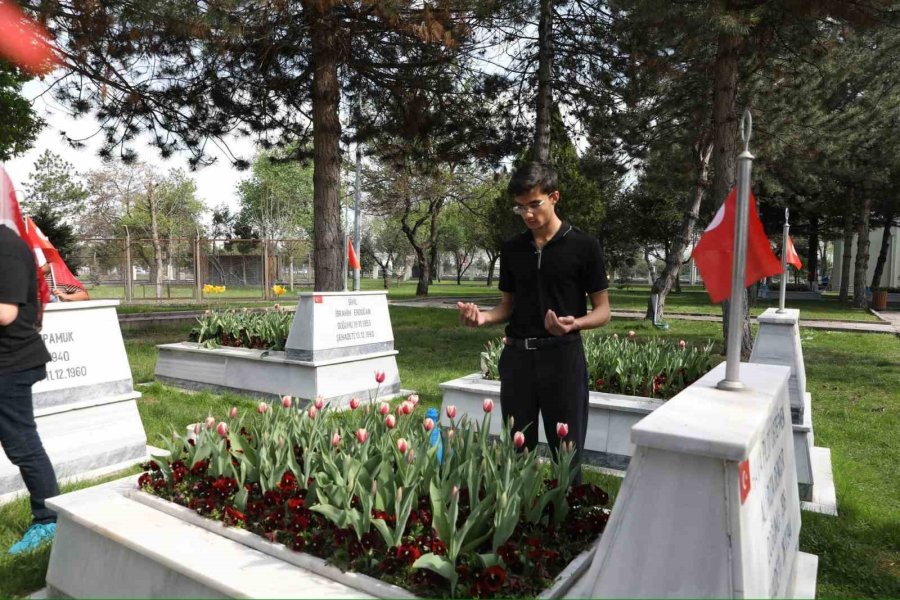 Büyükşehir Kaymek Öğrencilerinden Şehitler Haftası’nda Anlamlı Ziyaret