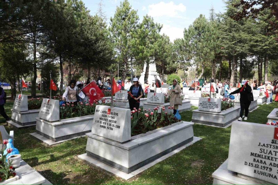 Büyükşehir Kaymek Öğrencilerinden Şehitler Haftası’nda Anlamlı Ziyaret