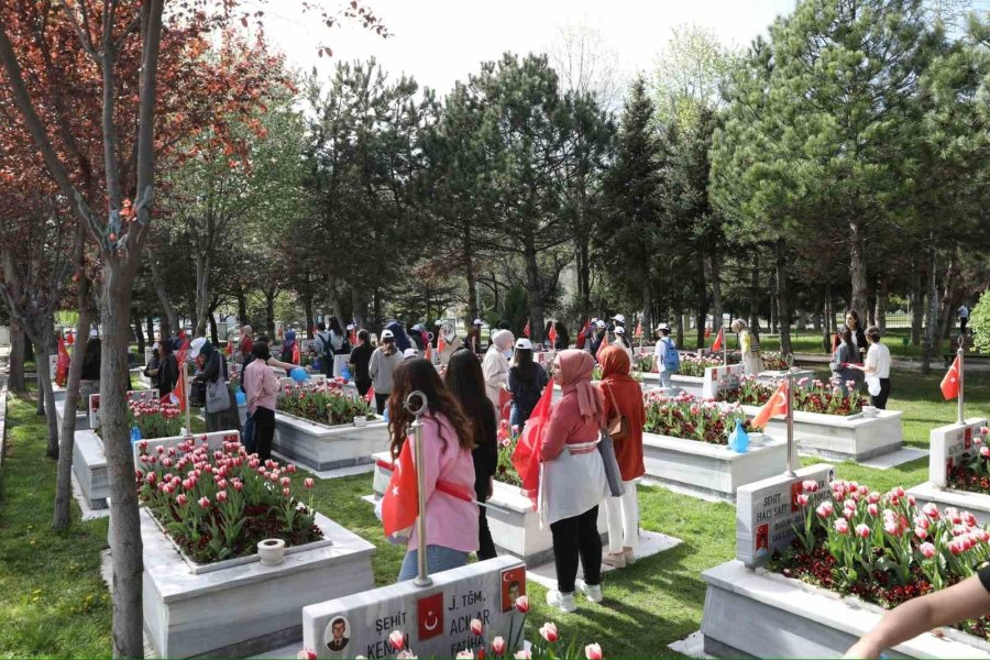 Büyükşehir Kaymek Öğrencilerinden Şehitler Haftası’nda Anlamlı Ziyaret