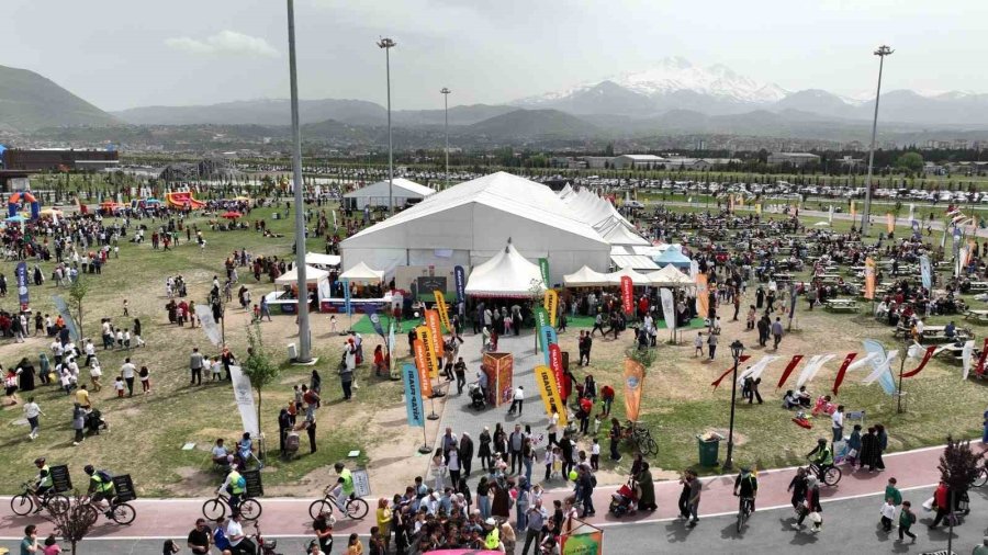 Büyükkılıç’ın Çocuklara 23 Nisan Armağanı ‘çocuk Kitap Fuarı Ve Şenliği’ Doldu Taştı