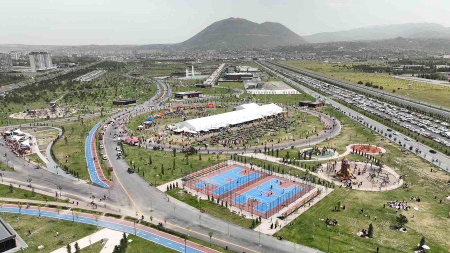 Büyükkılıç’ın Çocuklara 23 Nisan Armağanı ‘çocuk Kitap Fuarı Ve Şenliği’ Doldu Taştı