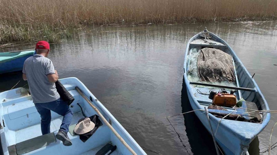 Gölde Yasak Döneme Rağmen Balık Avı İçin Tatlı Sulara Serilen Metrelerce Ağ Ele Geçirildi