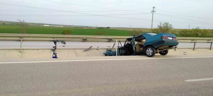 Otomobil Bariyerlere Çarptı: 2 Yaralı