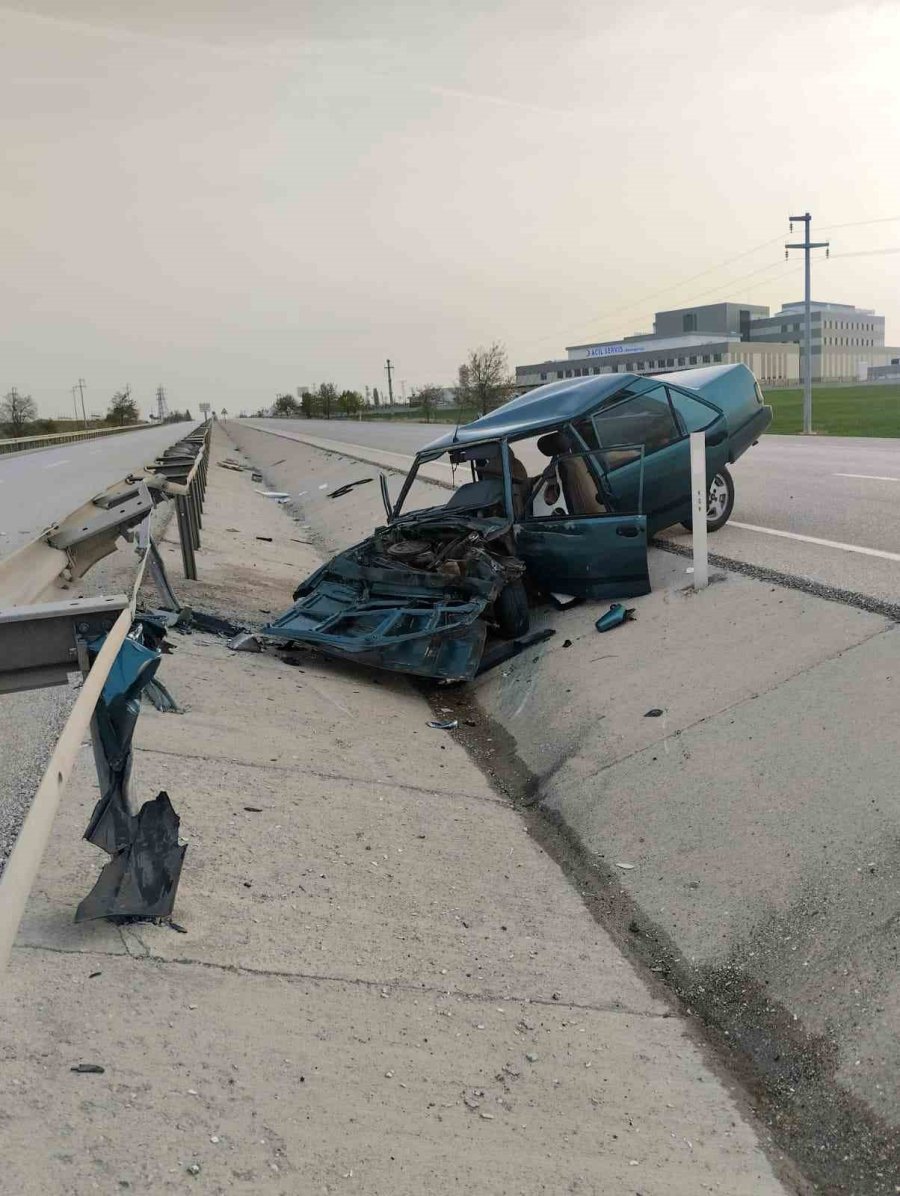 Otomobil Bariyerlere Çarptı: 2 Yaralı