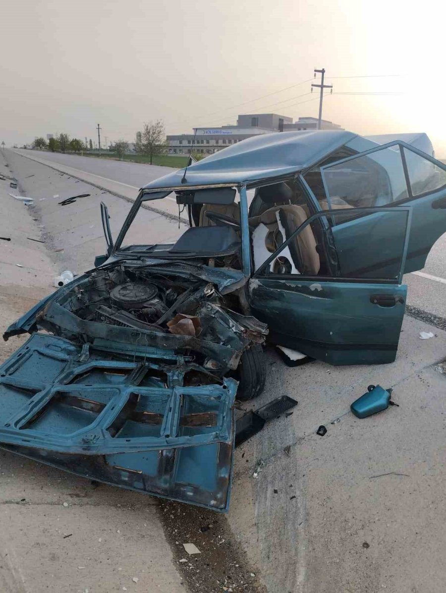 Otomobil Bariyerlere Çarptı: 2 Yaralı