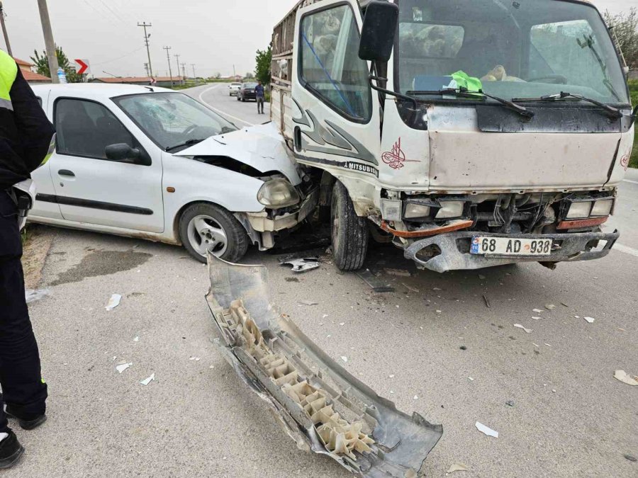 Otomobil İle Kamyonetin Çarpışma Anı Kamerada