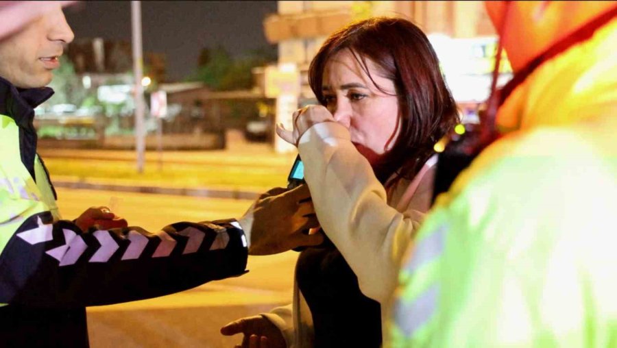 Polisin Alkollü Sürücü İle İmtihanı: Üfleme Eğitimi Verilen Kadın 44. Seferde Başardı