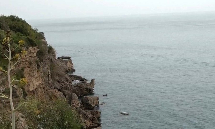 Denize Atlarken Ayağını Kayalara Çarpan Genç Kız Falezlerde Mahsur Kaldı