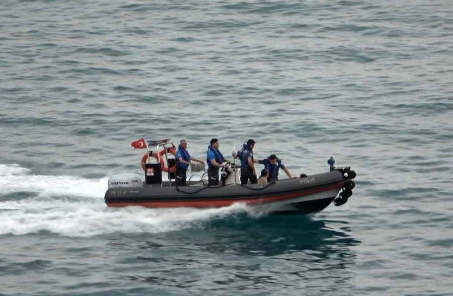 Denize Atlarken Ayağını Kayalara Çarpan Genç Kız Falezlerde Mahsur Kaldı