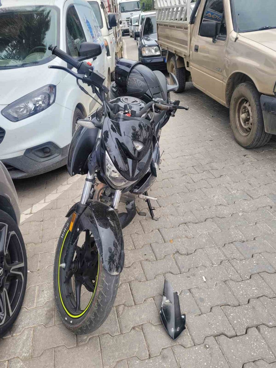 Otomobile Çarpan Motosikletin Sürücüsü Yaralandı
