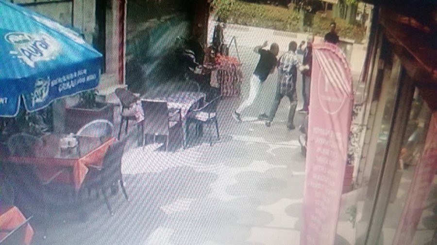 Kebapçı İle Çaycının Döner Çatallı Tabela Kavgası