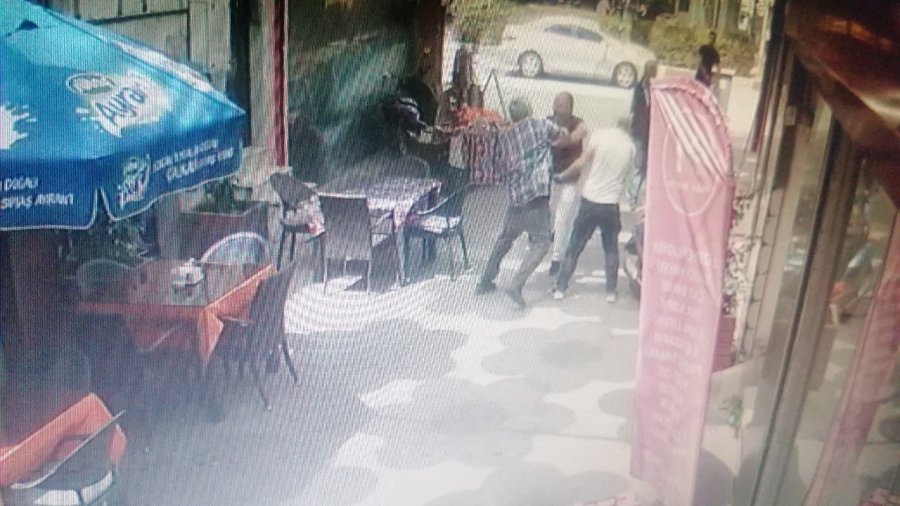 Kebapçı İle Çaycının Döner Çatallı Tabela Kavgası
