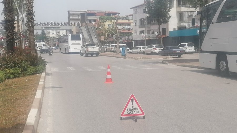 Kamyonet Yayaya Çarptı: 1 Yaralı