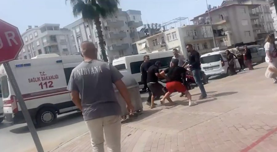 Ehliyetsiz Sürücünün Çarptığı Motosiklet Sürücüsü Ağır Yaralandı, Kaza Sonrası Kavga Çıktı