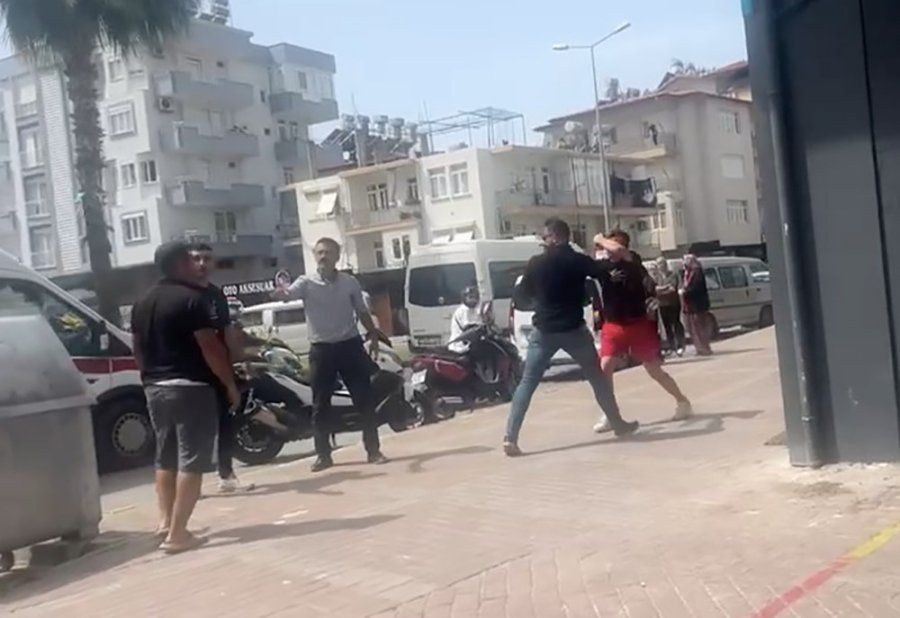 Ehliyetsiz Sürücünün Çarptığı Motosiklet Sürücüsü Ağır Yaralandı, Kaza Sonrası Kavga Çıktı