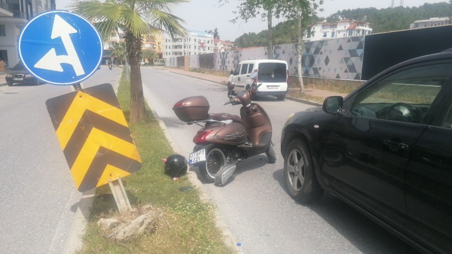Dakikalarca Bekledi, Dikkatsiz Çıkışı Hastanede Bitti