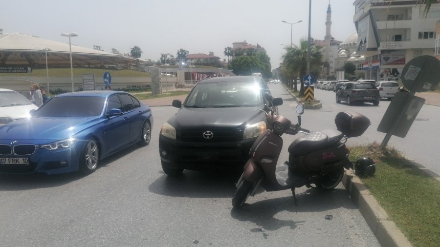 Dakikalarca Bekledi, Dikkatsiz Çıkışı Hastanede Bitti