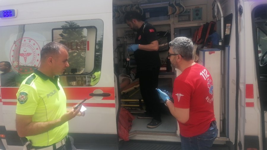 Dakikalarca Bekledi, Dikkatsiz Çıkışı Hastanede Bitti