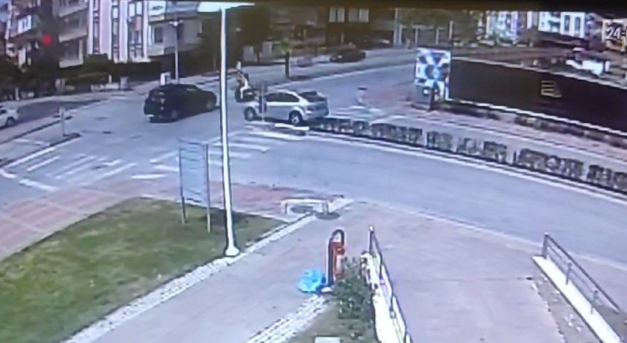 Dakikalarca Bekledi, Dikkatsiz Çıkışı Hastanede Bitti