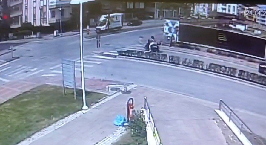 Dakikalarca Bekledi, Dikkatsiz Çıkışı Hastanede Bitti