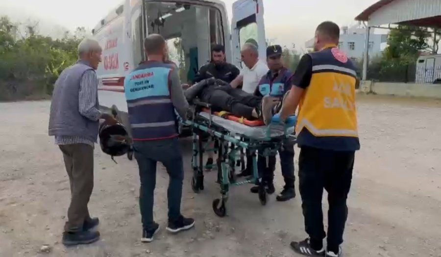 Virajı Alamayan Motosiklet Sürücüsü Yoldan Çıkıp Boş Arsaya Devrildi: 1 Yaralı