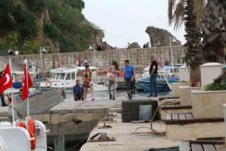 Denize Atlarken Ayağını Kayalara Çarpan Genç Kız Falezlerde Mahsur Kaldı